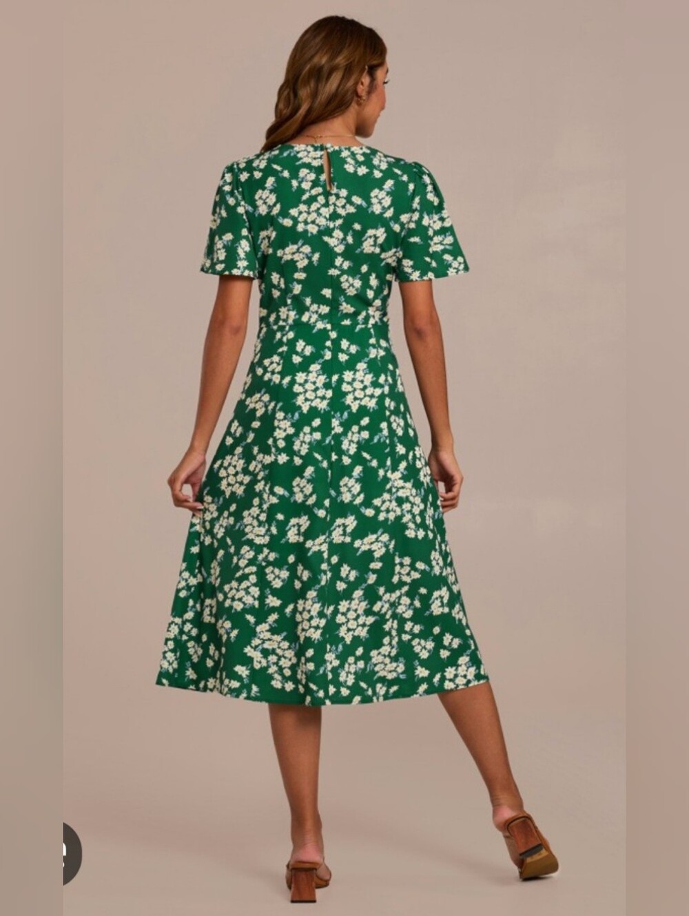 Eliza J dress is a vibrant and comfortable choice for spring or summer Size 6
